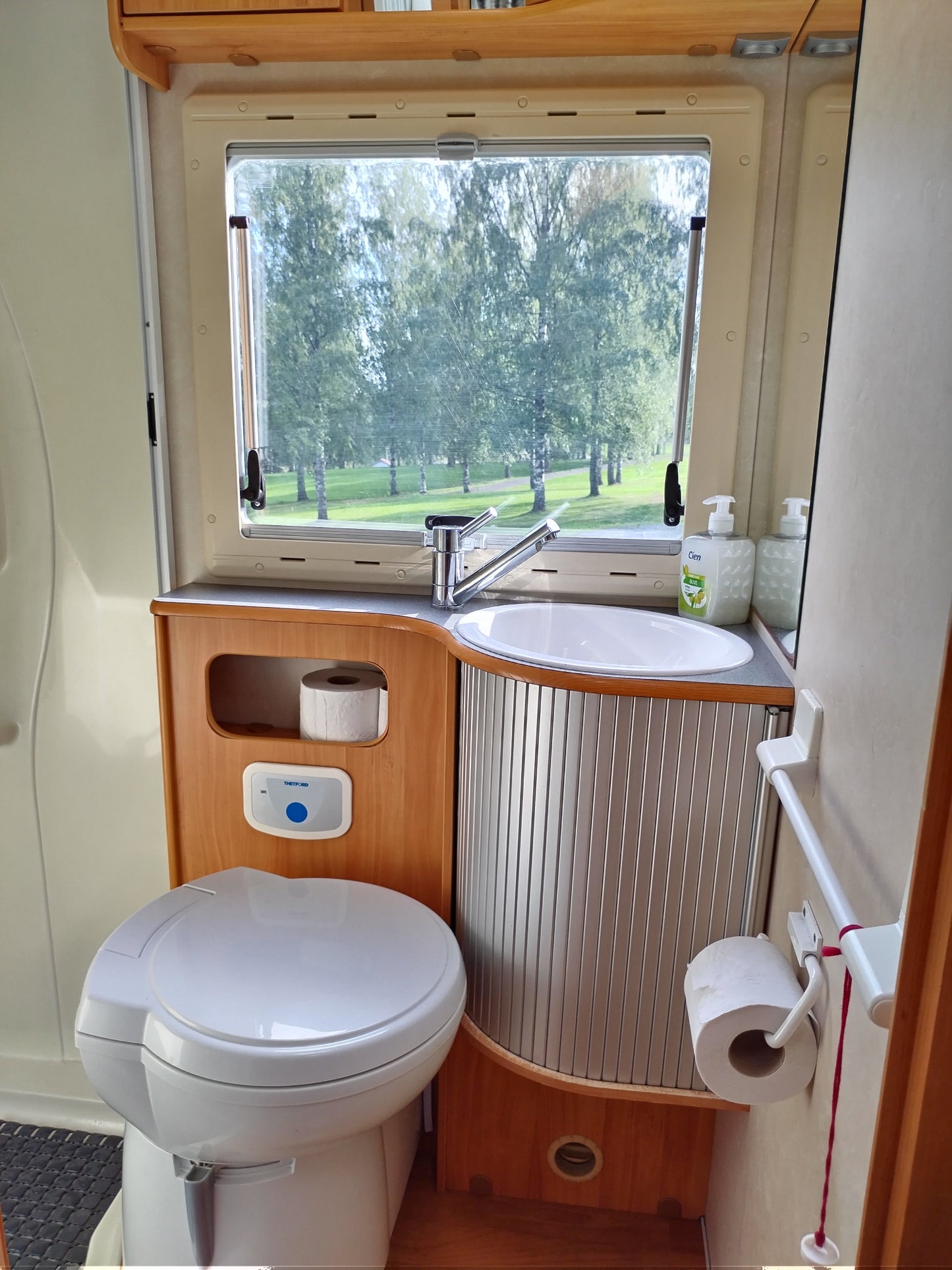 Matkailuauton wc ja maisemaikkuna